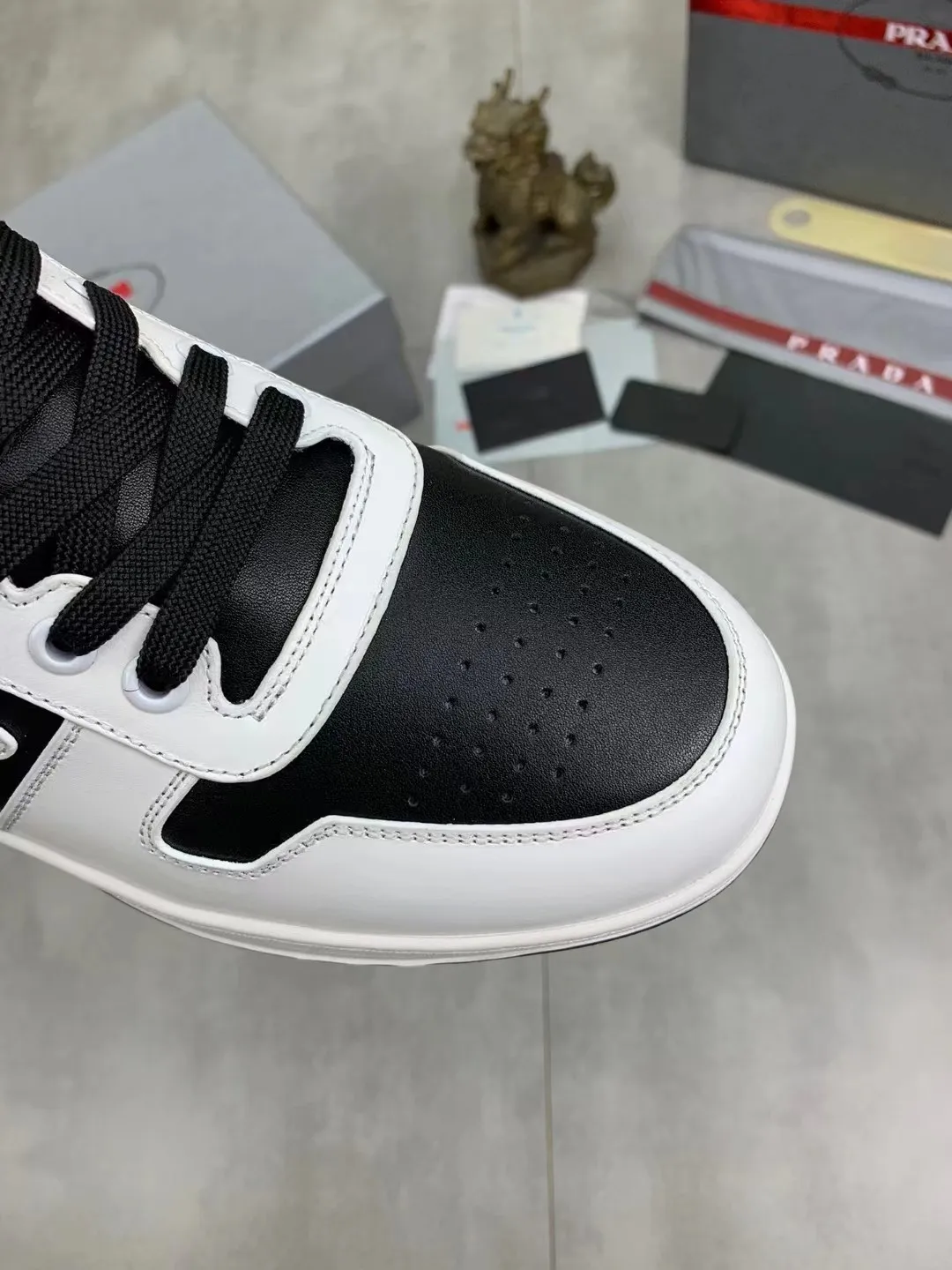 P380 Yuan 38-45 Prada Prada’s new men’s leather sports shoes, the highest version on the market, any comparison is welcome🆚! The original leather has excellent texture and is super high-end! Fetal sheep net lining imported from Italy, removable pad! Luxurious materials and fine workmanship, highly recommended!